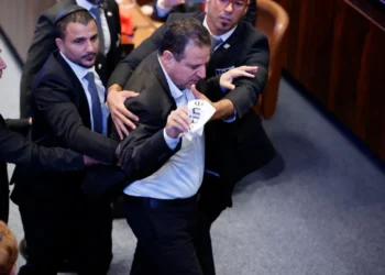 Επεισόδιο στην Κνεσέτ κατά τη διάρκεια της ομιλίας Τραμπ – Έβγαλαν έξω βουλευτές, κατέσχεσαν πανό