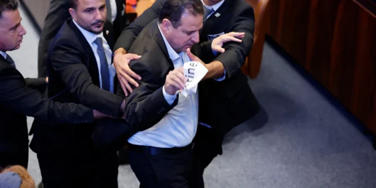 Επεισόδιο στην Κνεσέτ κατά τη διάρκεια της ομιλίας Τραμπ – Έβγαλαν έξω βουλευτές, κατέσχεσαν πανό