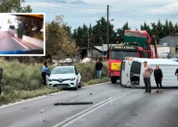 Η στιγμή της καραμπόλας στη Θεσσαλονίκη – Βαν πέφτει σε αμάξι που πετάγεται στο παρμπρίζ οχήματος