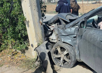 Κρήτη: Αυτοκίνητο «καρφώθηκε» σε κολόνα και αγροτικό «προσγειώθηκε» σε αυλή