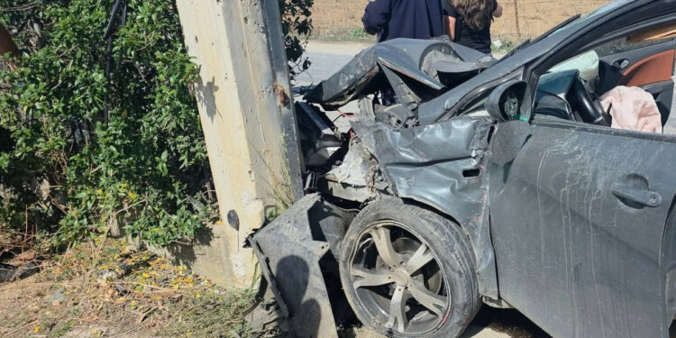 Κρήτη: Αυτοκίνητο «καρφώθηκε» σε κολόνα και αγροτικό «προσγειώθηκε» σε αυλή