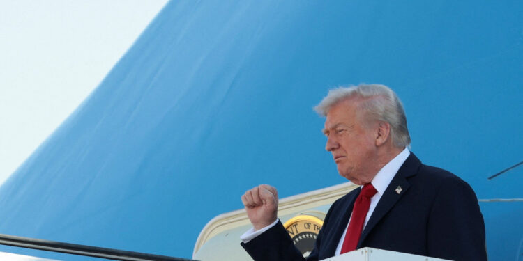 Στο Ισραήλ ο Ντόναλντ Τραμπ – Με υψωμένη γροθιά βγήκε από το Air Force One