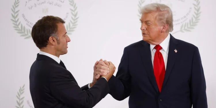 «Θα δεις τι πρόκειται να συμβεί» – Ο έντονος διάλογος Τραμπ-Μακρόν στη χειραψία τους στη σύνοδο για τη Γάζα, δείτε βίντεο