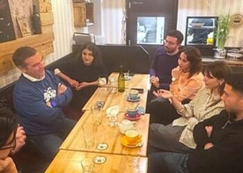 Τσίπρας: Η μπύρα του με φοιτητές του πανεπιστημίου της Σορβόνης και το «À bientôt, les enfants !»