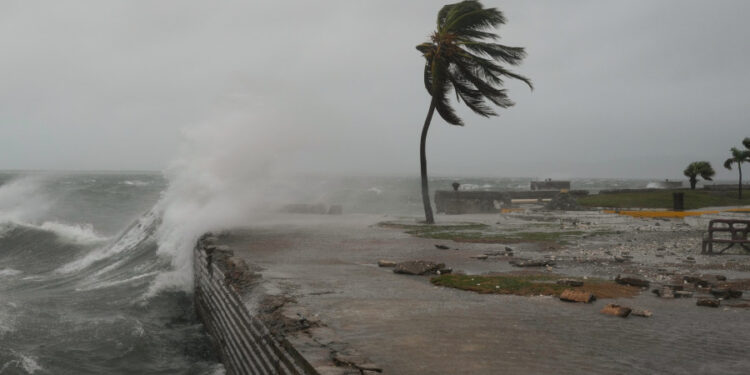 Τυφώνας Μελίσσα: Σάρωσε τη Τζαμάικα, έφθασε στην Κούβα – Τουλάχιστον 7 νεκροί και τεράστιες ζημιές