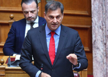 Επίθεση στο γραφείο του Χάρη Θεοχάρη: Άγνωστοι έβαλαν φωτιά στην είσοδο