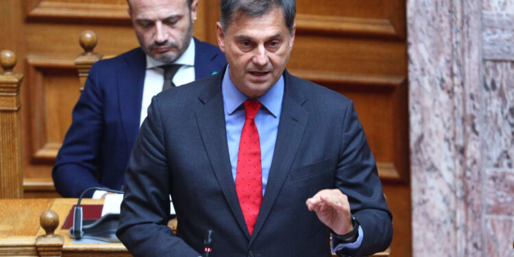 Επίθεση στο γραφείο του Χάρη Θεοχάρη: Άγνωστοι έβαλαν φωτιά στην είσοδο