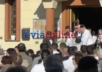 Χαλκίδα: Θρήνος στο τελευταίο αντίο στον 20χρονο Μάριο Ρουμπή – Ντυμένοι στα λευκά συγγενείς και φίλοι