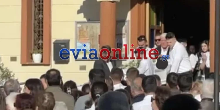 Χαλκίδα: Θρήνος στο τελευταίο αντίο στον 20χρονο Μάριο Ρουμπή – Ντυμένοι στα λευκά συγγενείς και φίλοι