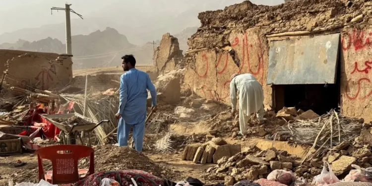 Το Αφγανιστάν «μετράει τις πληγές του» μετά τον ισοπεδωτικό σεισμό των 6,3 Ρίχτερ – Δεκάδες νεκροί και φόβος για νέες καταστροφές