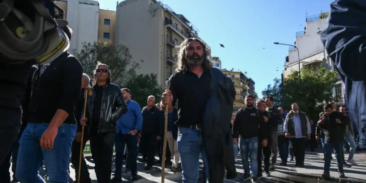 Απόβαση αγροτών και κτηνοτρόφων στο κέντρο της Αθήνας: Συγκέντρωση έξω από το υπουργείο Αγροτικής Ανάπτυξης