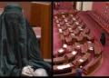 Σάλος με Αυστραλή ακροδεξιά πολιτικό: Εμφανίστηκε με μπούρκα μέσα στο κοινοβούλιο ζητώντας την απαγόρευσή της (vid)