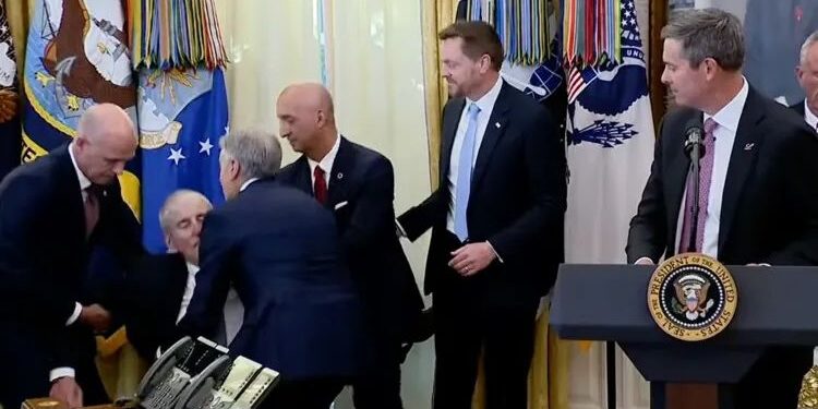 Κατέρρευσε δίπλα στον Τραμπ στέλεχος φαρμακευτικής κατά τη διάρκεια ανακοινώσεων για φάρμακα κατά της παχυσαρκίας μέσα στο Οβάλ Γραφείο