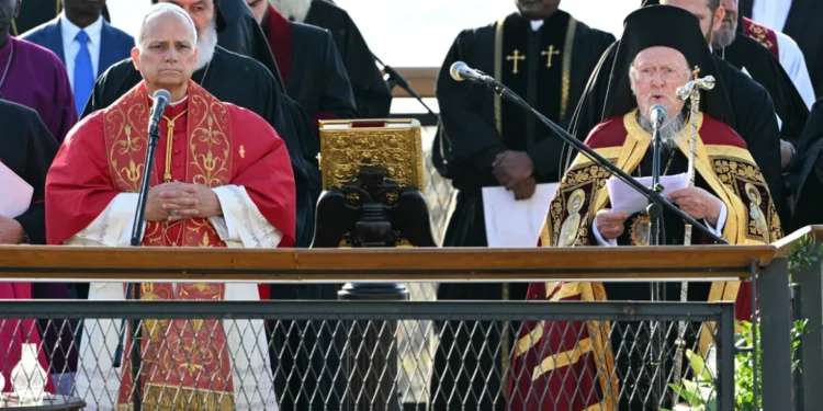 Κοινό μήνυμα από Πάπα και Πατριάρχη: Να ακούσουμε τις φωνές των πιστών, λέει ο Βαρθολομαίος, αναγκαία η χριστιανική ενότητα σε έναν κόσμο βίας, απαντά ο Λέων