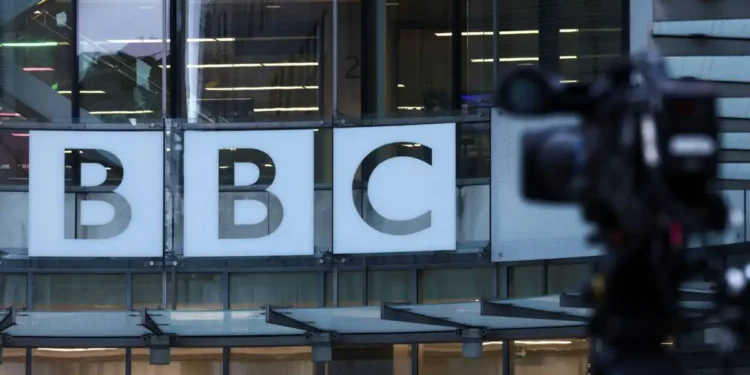 «Σεισμός» στο BBC μετά τις παραιτήσεις του γενικού διευθυντή και της CEO για μοντάζ στον Τραμπ – Ο πολιτικός αντίκτυπος και τι ακολουθεί