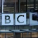 «Σεισμός» στο BBC μετά τις παραιτήσεις του γενικού διευθυντή και της CEO για μοντάζ στον Τραμπ – Ο πολιτικός αντίκτυπος και τι ακολουθεί