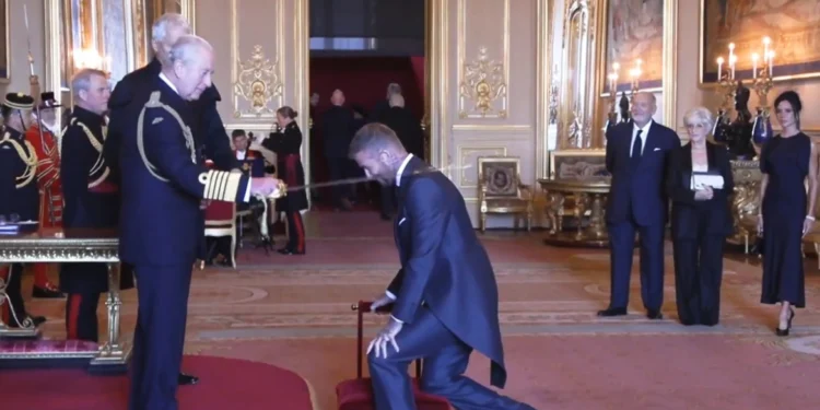 Ο Βασιλιάς Κάρολος έχρισε ιππότη τον Ντέιβιντ Μπέκαμ – Δείτε βίντεο