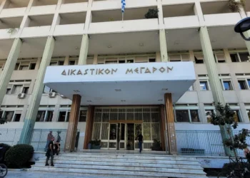 Λάρισα: 21χρονος κατήγγειλε τον 50χρονο σύντροφό του μετά από απειλή για revenge porn