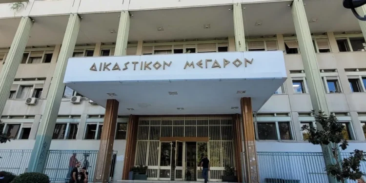 Λάρισα: 21χρονος κατήγγειλε τον 50χρονο σύντροφό του μετά από απειλή για revenge porn