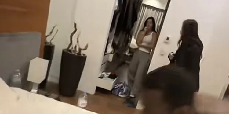 «Είναι μέσα ο θείος μου και κοιμάται»: Καμερουνέζος διεθνής άσος πιάστηκε στα πράσα με την ερωμένη του από τη Ρωσίδα σύντροφό του – Δείτε βίντεο