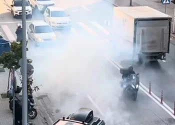 Επεισόδια στη δίκη του Άλκη Καμπανού: Κουκουλοφόροι επιτέθηκαν στους φίλους των καταδικασμένων – Δακρυγόνα από τα ΜΑΤ