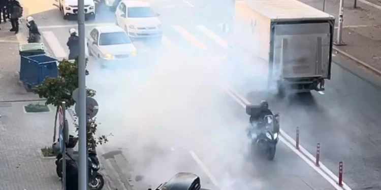 Επεισόδια στη δίκη του Άλκη Καμπανού: Κουκουλοφόροι επιτέθηκαν στους φίλους των καταδικασμένων – Δακρυγόνα από τα ΜΑΤ