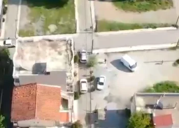 Έφοδος της ΕΛΑΣ σε σπίτια-καταστήματα διακίνησης ναρκωτικών στα Άνω Λιόσια – Δείτε βίντεο από drone