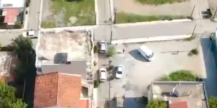 Έφοδος της ΕΛΑΣ σε σπίτια-καταστήματα διακίνησης ναρκωτικών στα Άνω Λιόσια – Δείτε βίντεο από drone