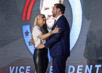 «Καλύτερα να του είχες πιάσει τον κ…»: Σάλος στις ΗΠΑ για τη δημόσια αγκαλιά της χήρας του Τσάρλι Κερκ με τον Τζέι Ντι Βανς, πώς την σχολίασε η ίδια