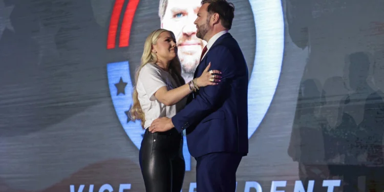 «Καλύτερα να του είχες πιάσει τον κ…»: Σάλος στις ΗΠΑ για τη δημόσια αγκαλιά της χήρας του Τσάρλι Κερκ με τον Τζέι Ντι Βανς, πώς την σχολίασε η ίδια