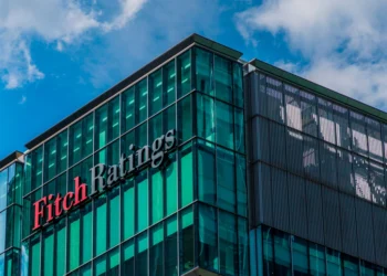 Η Fitch αναβάθμισε την ελληνική οικονομία – Τι σημαίνει αυτό για την επενδυτική βαθμίδα