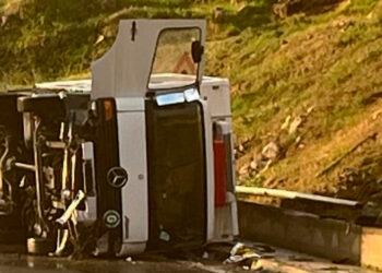 Φορτηγό ανετράπη στο Κερατσίνι: Νεκρή η 54χρονη μητέρα του οδηγού(Εικόνες)