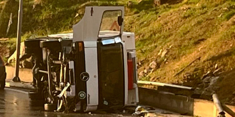 Φορτηγό ανετράπη στο Κερατσίνι: Νεκρή η 54χρονη μητέρα του οδηγού(Εικόνες)