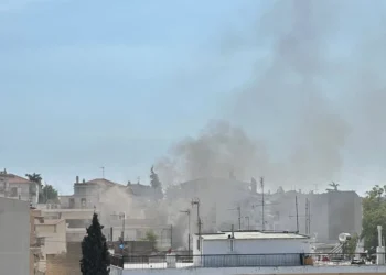 Φωτιά στη Θεσσαλονίκη: Στάχτη έγινε το σπίτι στην Πυλαία – Οι πυροσβέστες απεγκλώβισαν ηλικιωμένη