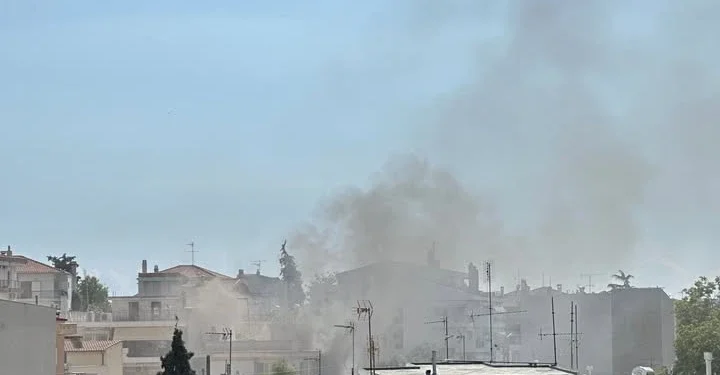 Φωτιά στη Θεσσαλονίκη: Στάχτη έγινε το σπίτι στην Πυλαία – Οι πυροσβέστες απεγκλώβισαν ηλικιωμένη