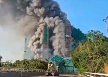 Τουλάχιστον 4 νεκροί και πολλοί εγκλωβισμένοι από τη φωτιά σε ουρανοξύστες στο Χονγκ Κονγκ – Καίγονται διαμερίσματα, αποπνικτικά σύννεφα καπνού