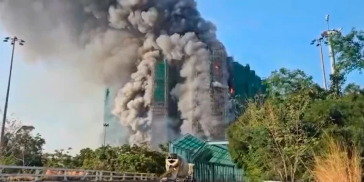 Τουλάχιστον 4 νεκροί και πολλοί εγκλωβισμένοι από τη φωτιά σε ουρανοξύστες στο Χονγκ Κονγκ – Καίγονται διαμερίσματα, αποπνικτικά σύννεφα καπνού