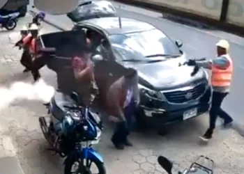 Άγρια δολοφονία στη μέση του δρόμου στη Γουατεμάλα: Εκτελεστές ντυμένοι ως εργάτες σκότωσαν 52χρονο εργολάβο – Δείτε βίντεο