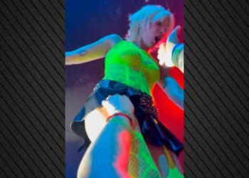 Βίντεο: Άγρια παρενόχληση στη Halsey ενώ τραγουδούσε στη σκηνή – Δείτε τι έκανε θαυμάστριά της