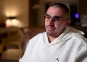 «Χειρότεροι και από Ναζί»: 21χρονος Ισραηλινός μιλά για τη σεξουαλική κακοποίηση που υπέστη στα χέρια των βασανιστών του στη Γάζα