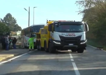 Ιταλία: Ένας νεκρός και 20 τραυματίες από σύγκρουση αυτοκινήτου με σχολικό λεωφορείο κοντά στο Τορίνο – Ο οδηγός φαίνεται πως αποκοιμήθηκε στο τιμόνι