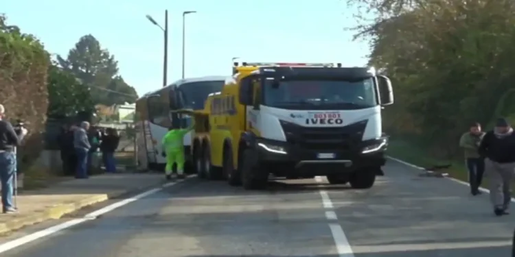 Ιταλία: Ένας νεκρός και 20 τραυματίες από σύγκρουση αυτοκινήτου με σχολικό λεωφορείο κοντά στο Τορίνο – Ο οδηγός φαίνεται πως αποκοιμήθηκε στο τιμόνι
