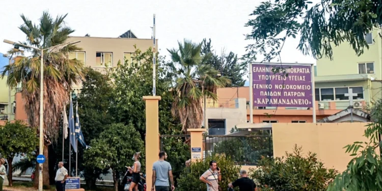 Αχαΐα: Αγκαλιά έπεσαν από τα 2 μέτρα ο 25χρονος με τον 3χρονο που σκοτώθηκε – Από ανακοπή ξεψύχησε το παιδί