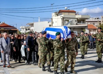 Τυμπάκι: Οδύνη στην κηδεία του 19χρονου που σκοτώθηκε στη Ρόδο – Τύλιξαν με την γαλανόλευκη σημαία το φέρετρό του