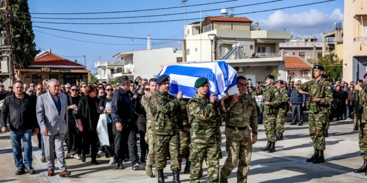 Τυμπάκι: Οδύνη στην κηδεία του 19χρονου που σκοτώθηκε στη Ρόδο – Τύλιξαν με την γαλανόλευκη σημαία το φέρετρό του