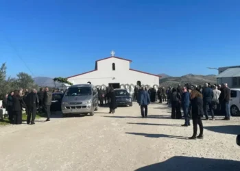 Θρήνος στην κηδεία της 49χρονης που πέθανε σε φούρνο στη Λάρισα – Συντετριμμένα τα δύο παιδιά της