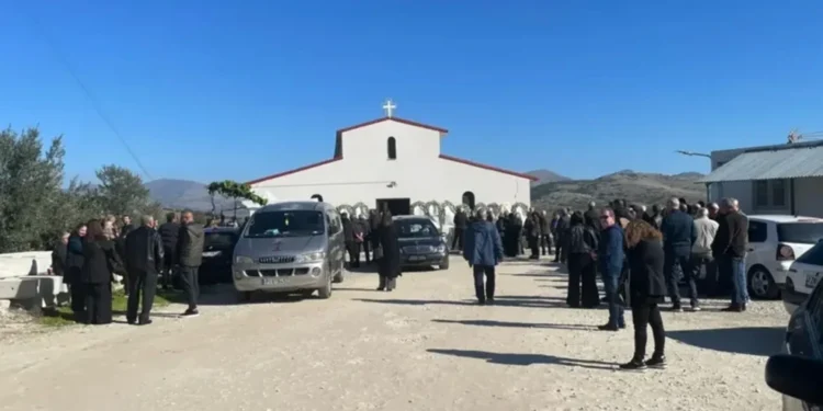 Θρήνος στην κηδεία της 49χρονης που πέθανε σε φούρνο στη Λάρισα – Συντετριμμένα τα δύο παιδιά της