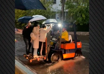 Απίθανες εικόνες: Κλαρκ μετέφερε πολίτες στο Μοσχάτο λόγω της πλημμύρας στους δρόμους