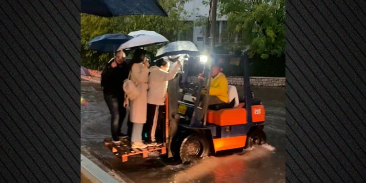 Απίθανες εικόνες: Κλαρκ μετέφερε πολίτες στο Μοσχάτο λόγω της πλημμύρας στους δρόμους