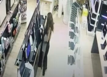 Συνελήφθη 34χρονη που έκλεψε ρούχα, κινητά και τάμπλετ αξίας 15.000 ευρώ από καταστήματα στην Αττική